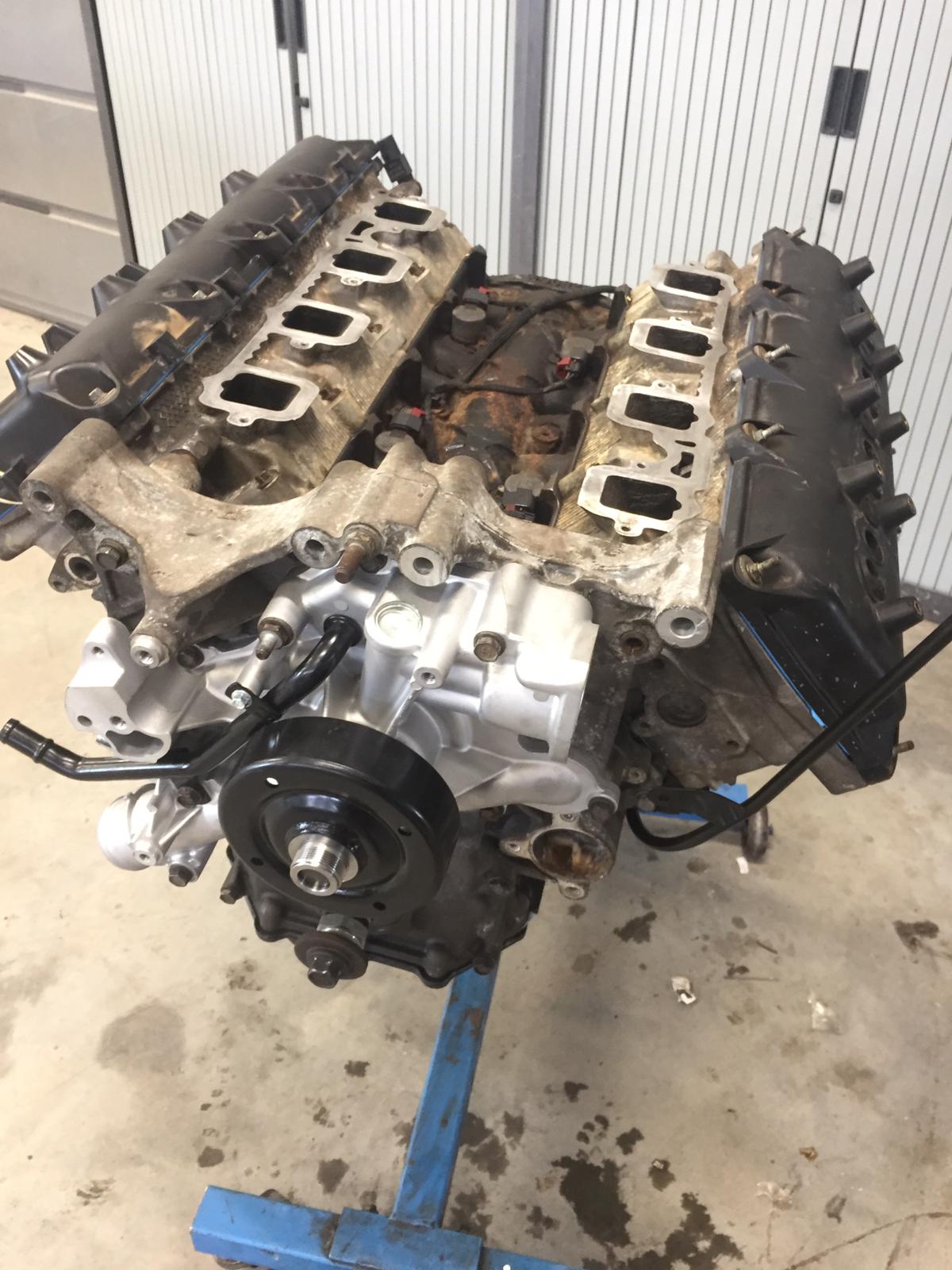 Silnik 5.7 HEMI podczas naprawy i remontu w AutoRock