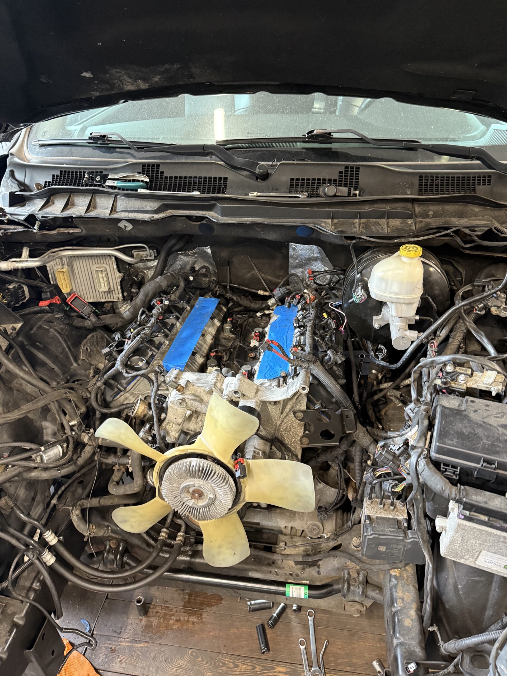 Rozebrany silnik 5.7 HEMI podczas kontroli tłoków i układu korbowego w AutoRock